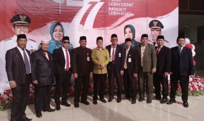 Foto: H. Hasudungan (alm) keempat dari kiri