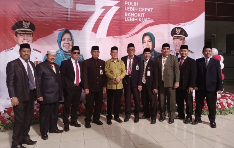Foto: H. Hasudungan (alm) keempat dari kiri